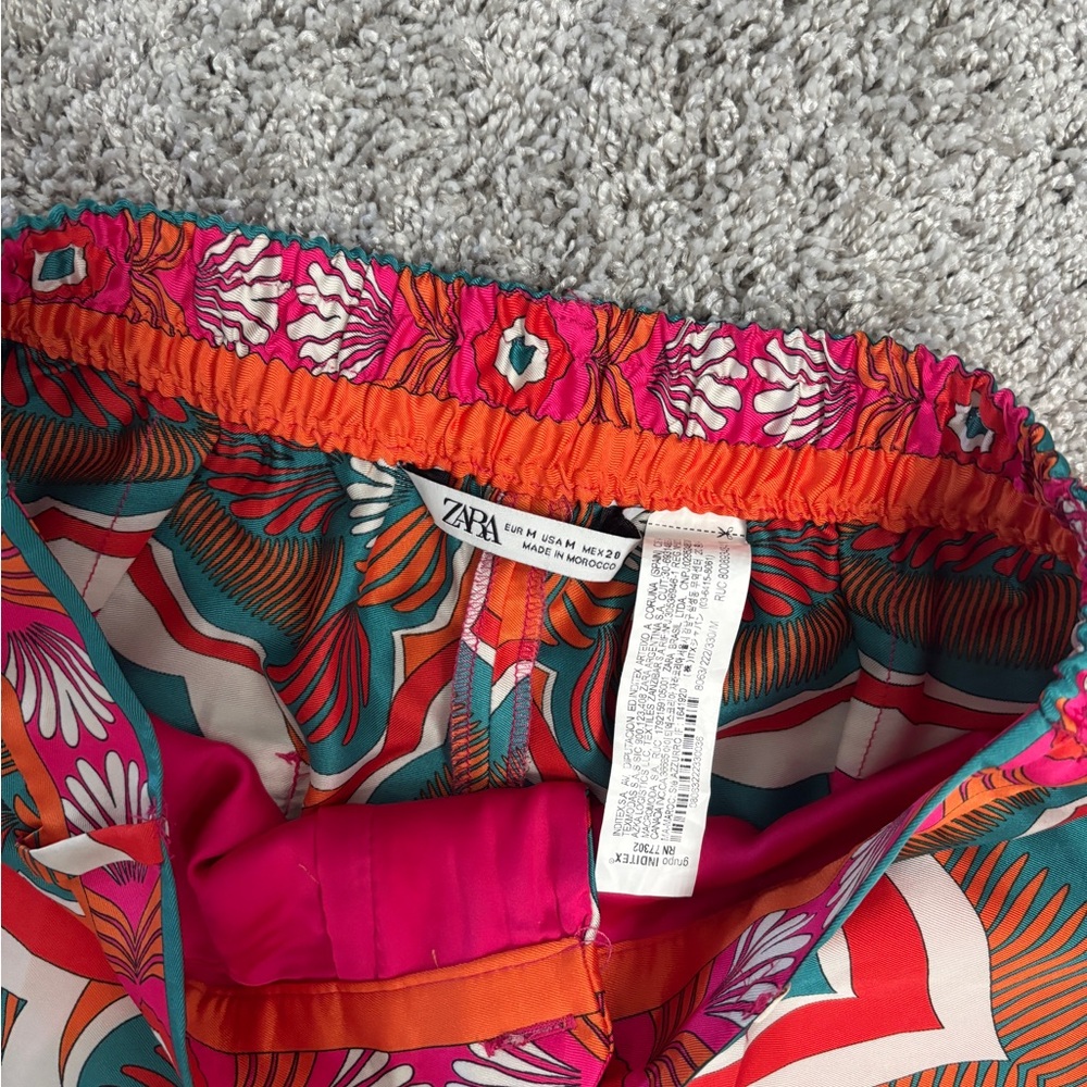 Zara Red and Pink Geometric Capris - Picture 5 of 5